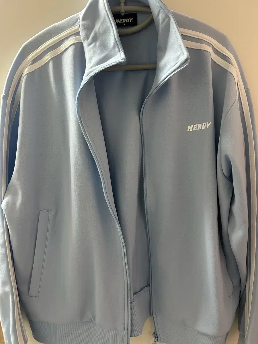 NERDY | 널디 Nerdy three-stripe track top sky blue #널디져지